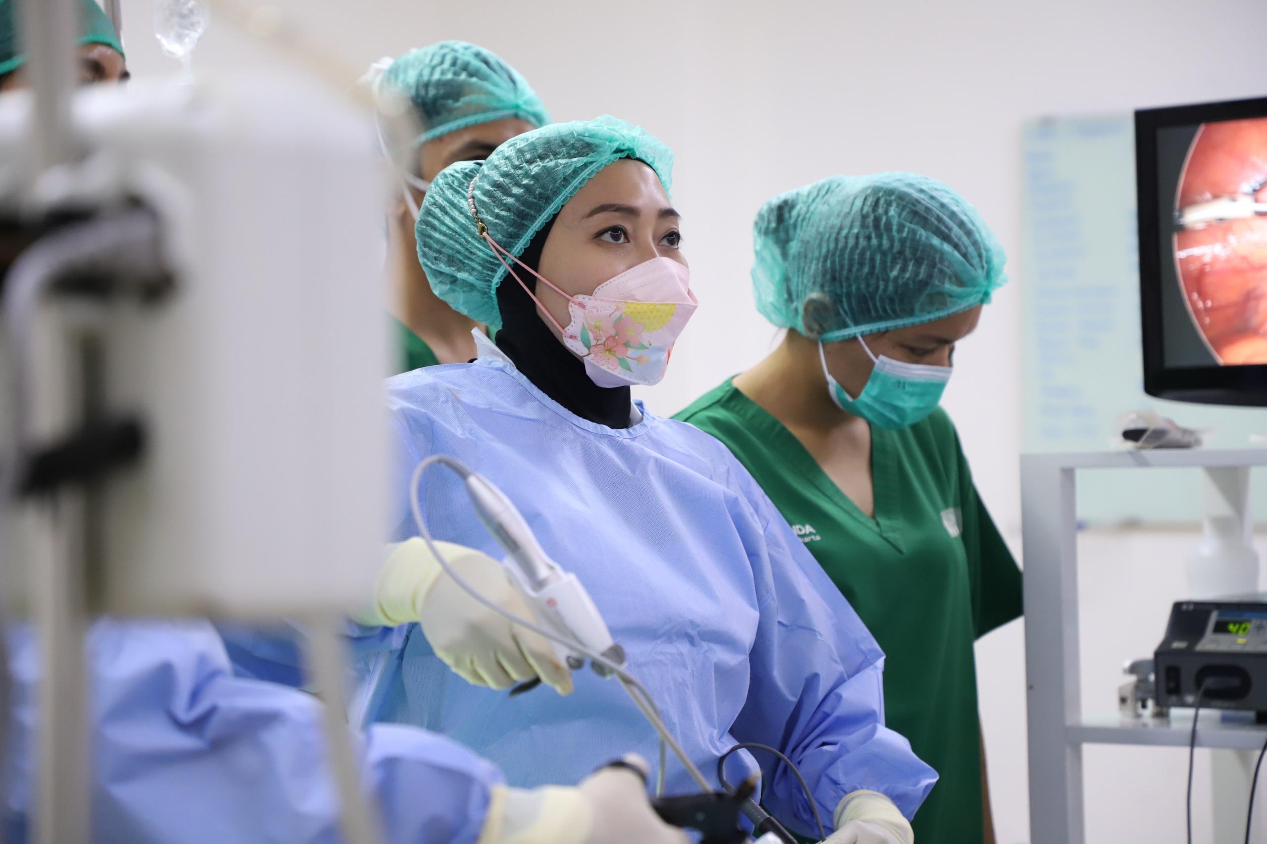 Dr ayu sita melakuka bedah laparoskopi minimal invasif